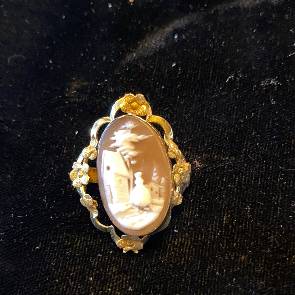 Ten Karat Gold Cottage Shell Cameo